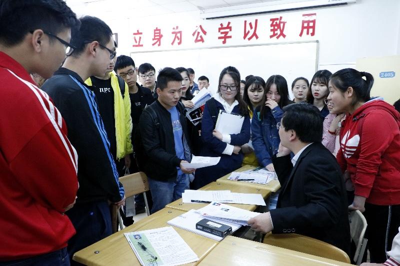 陕汽送车司机最新招聘，行业现状与个人观点解析